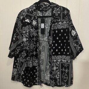NWT NovaMen Black and White Paisley